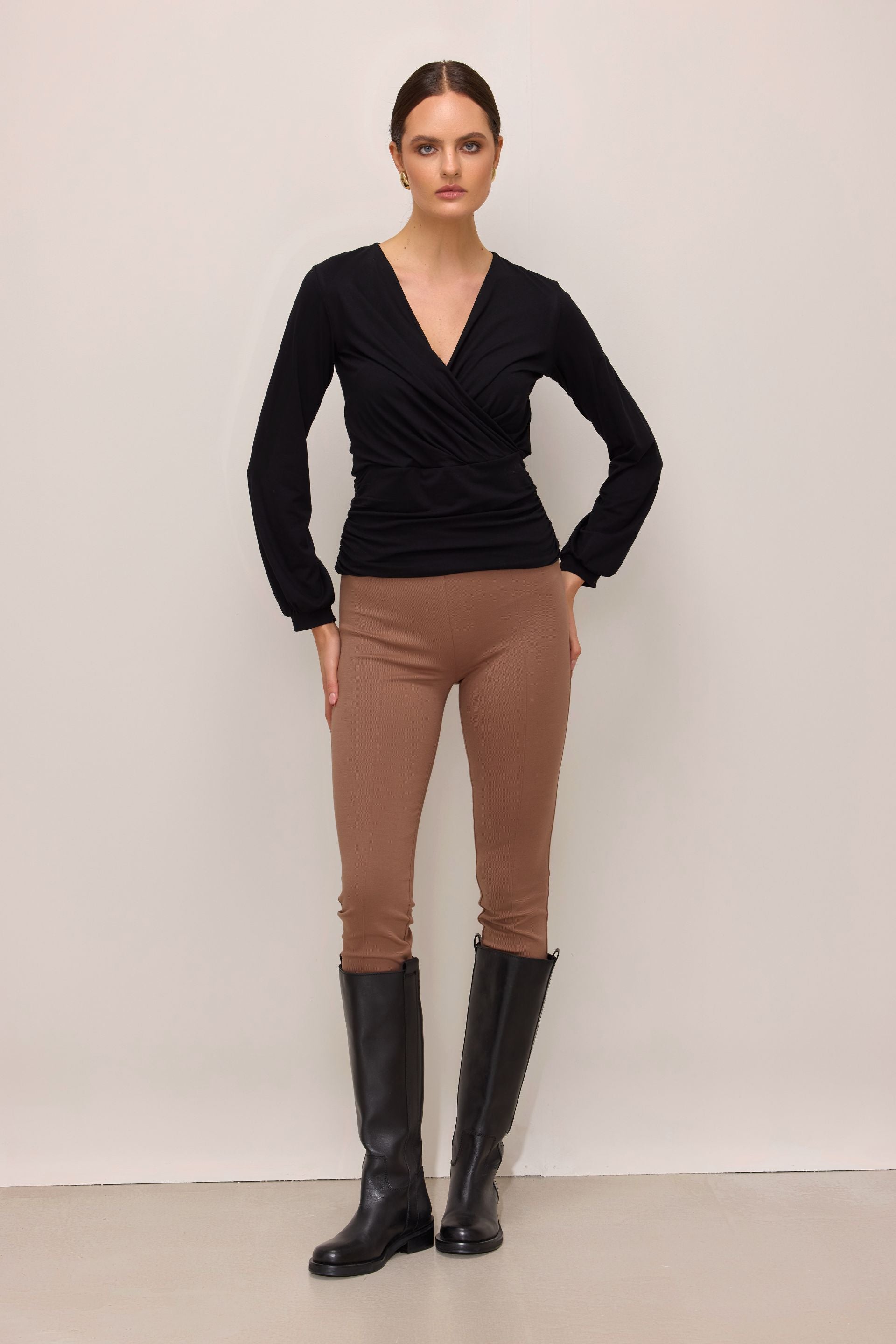 Ana&Co™  bluzka kopertowa z mikromodalu czarna