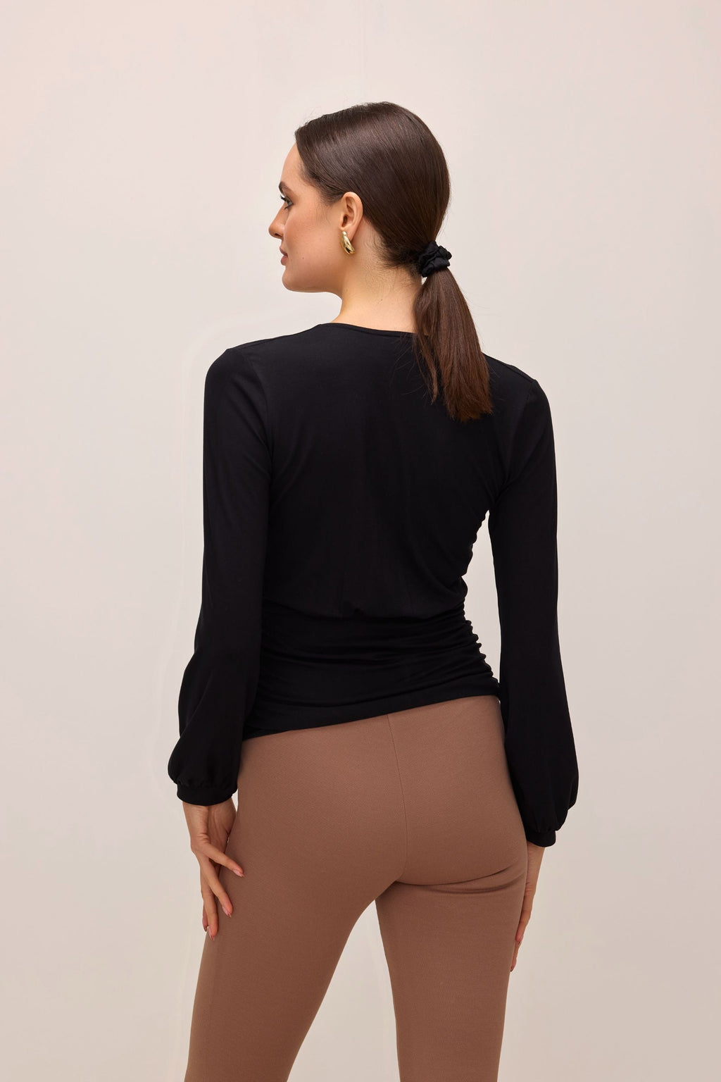 Ana&Co™  bluzka kopertowa z mikromodalu czarna