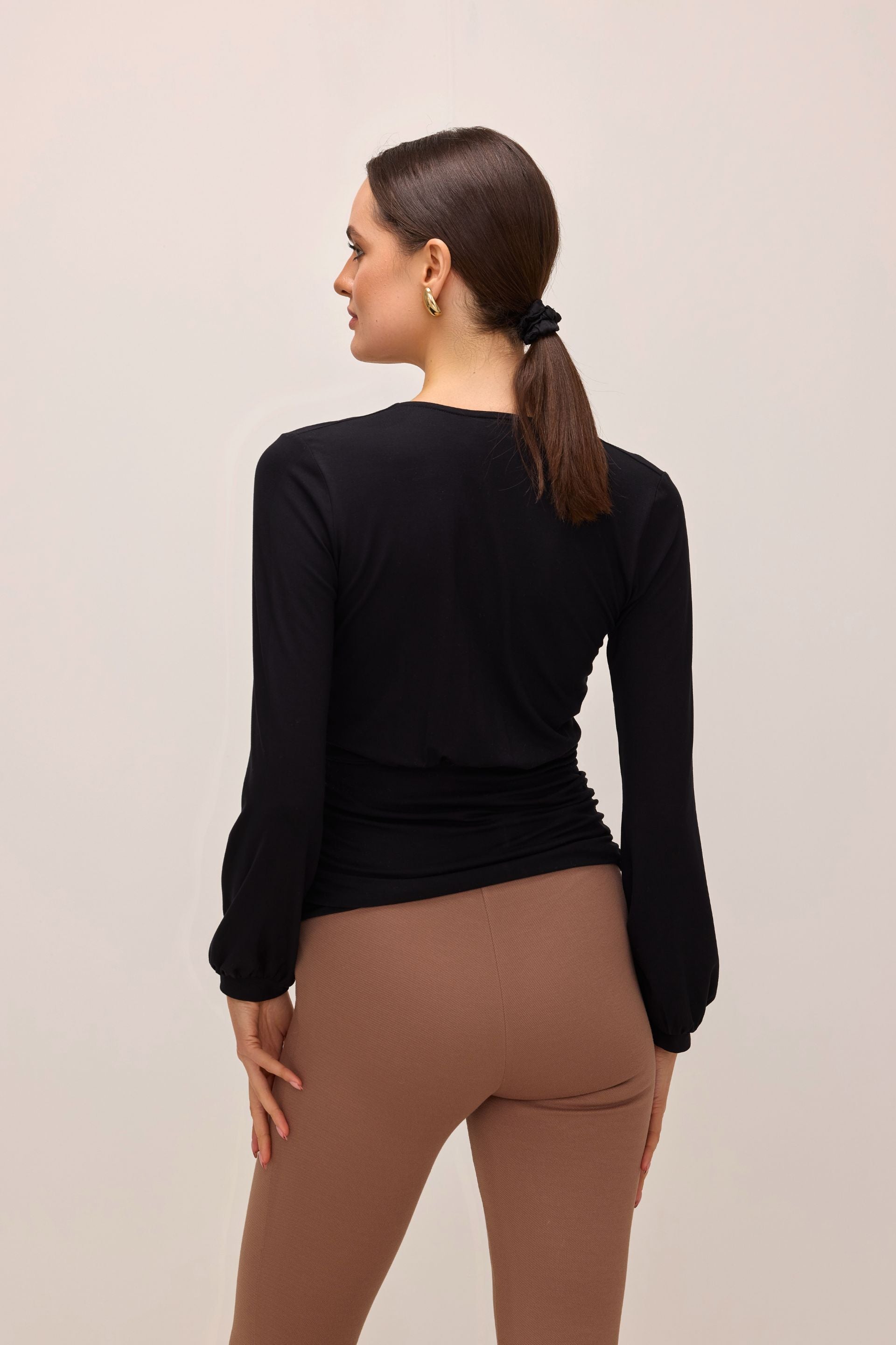Ana&Co™  bluzka kopertowa z mikromodalu czarna