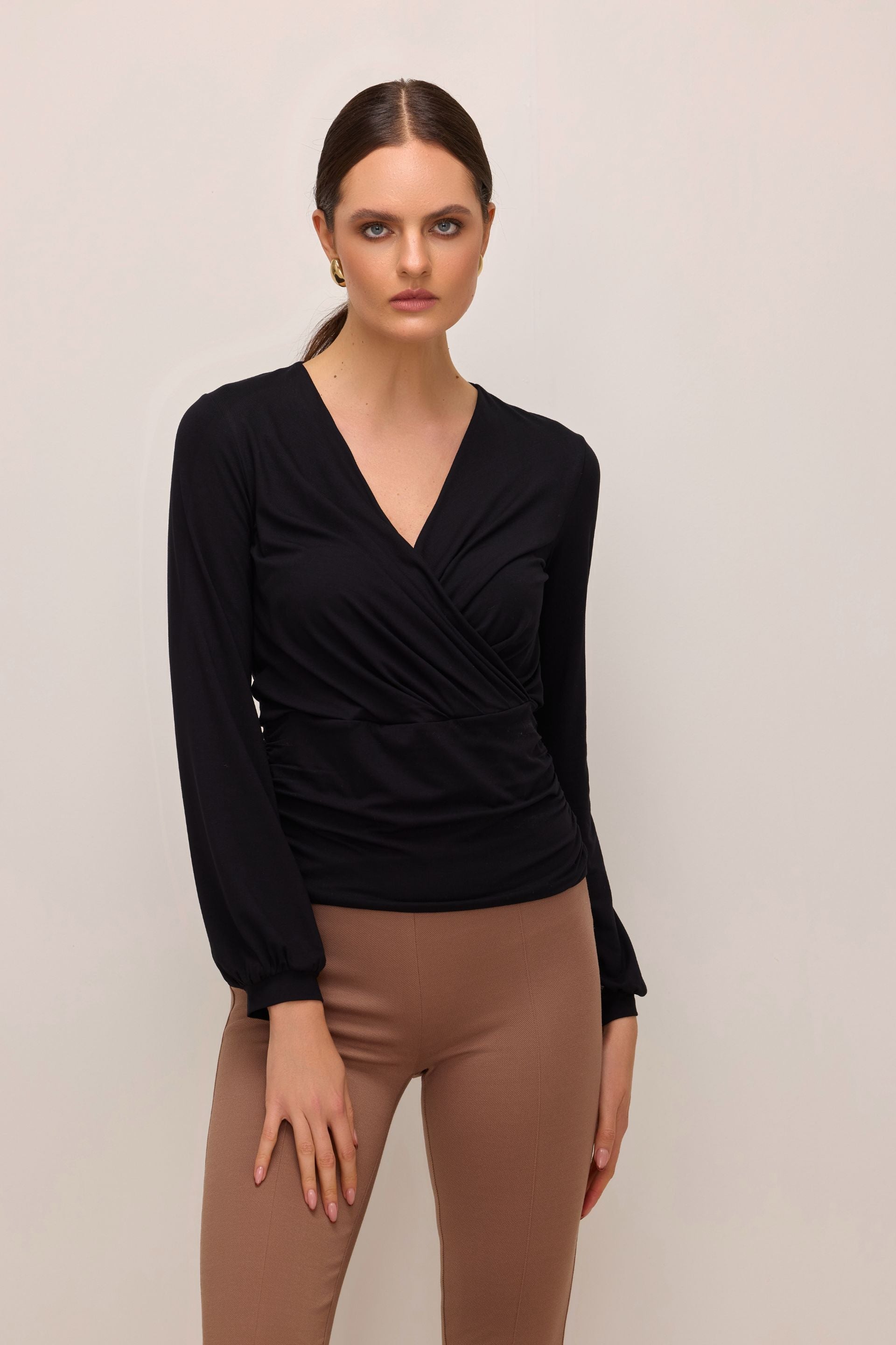 Ana&Co™  bluzka kopertowa z mikromodalu czarna